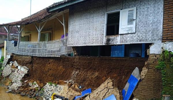 Tembok Tebing Kolam Runtuh, Rumah Dadan di Ciamis Nyaris Ambruk