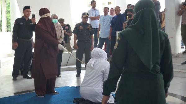 Dua Pasangan Mesum Dihukum Cambuk di Aceh, Perempuan Meringis Kesakitan