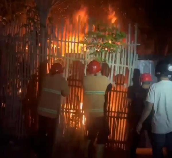 Dramatis ! Kebakaran Rumah Panggung di Parepare, Petugas Damkar Sempat Kesulitan