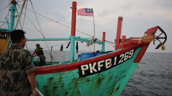 Kapal Berbendera Malaysia Diamankan KKP Saat Curi Ikan di Selat Malaka