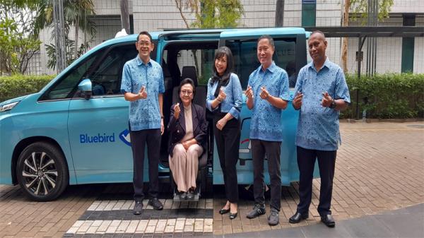 Dikenal akan Kepeduliannya, Bluebird Hadirkan Lifecare Taxi untuk yang Membutuhkan Bantuan Ekstra