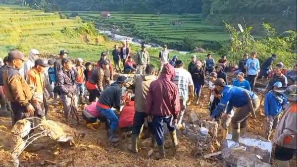 Tim Gabungan Masih Lakukan Pencarian 3 Korban Tertimbun Tanah Longsor di Banjarwangi Garut