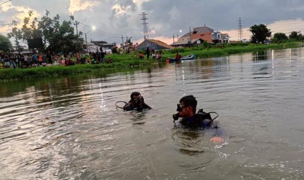 Tim SAR Lanjut Operasi Pencarian Orang Tenggelam di Sungai BKT Semarang