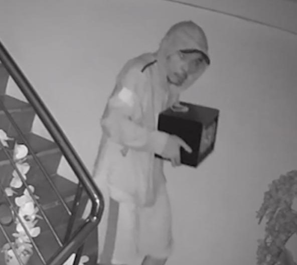 Begini Tampang Pelaku Pencurian Berangkas Terekam CCTV  di Siantar Barat
