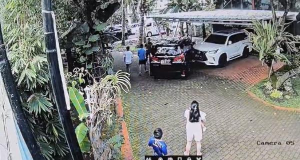 Rekaman CCTV Ungkap Brigadir RAT Diduga Bunuh Diri di Mampang