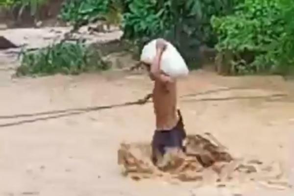 Warga Nekat Menyebrang Sungai Saat Banjir, Dikhabarkan Seorang Warga Tewas