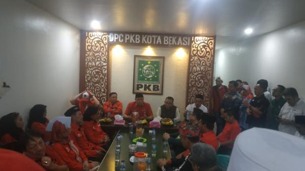 Ketua DPC PDIP Kota Bekasi Tri Adhianto Daftar Bacalon Wali Kota ke PKB