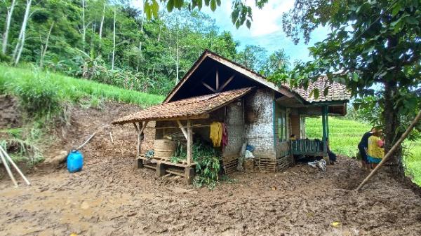 Hujan Deras Picu Pergerakan Tanah di Sodonghilir Tasikmalaya, 7 Rumah Terdampak