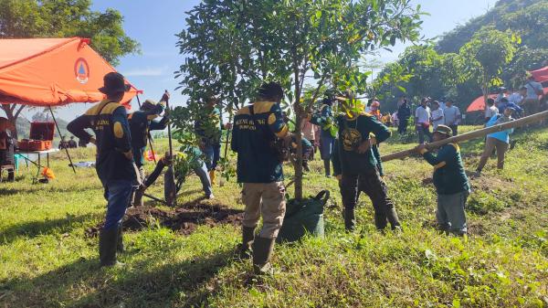 Ratusan Relawan dan Pecinta Lingkungan Lakukan Bersih-Bersih Bantaran Sungai Juga Tebar Benih Ikan