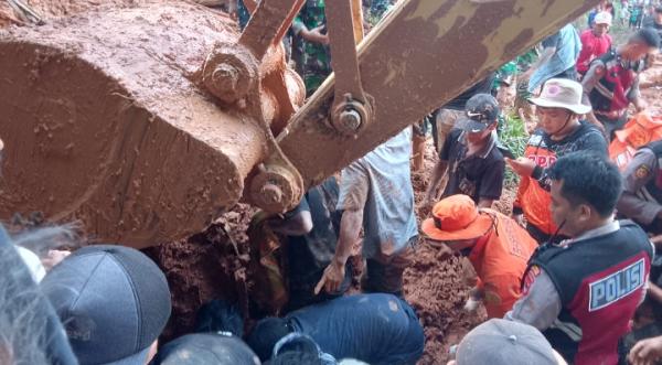 Tim Rescue Unit Siaga Sar Toraja Evakuasi Korban Longsor di Toraja Utara