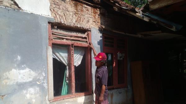 Pasangan Lansia Warga Ciamis Selamat dari Maut saat Atap Rumah Ambruk Terdampak Gempa Garut