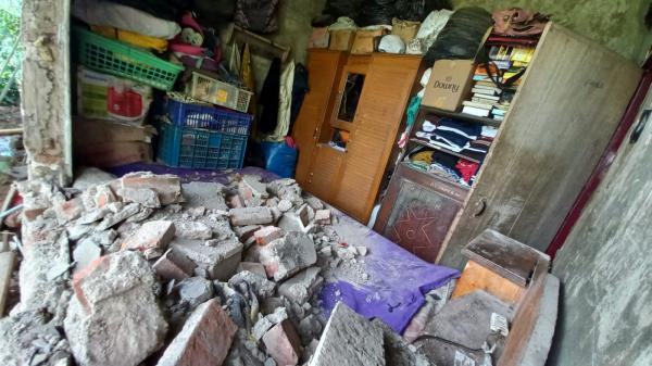 Gempa M6,5 Garut, Seorang Lansia di Sukawangi Singajaya Nyaris Tertimpa Reruntuhan