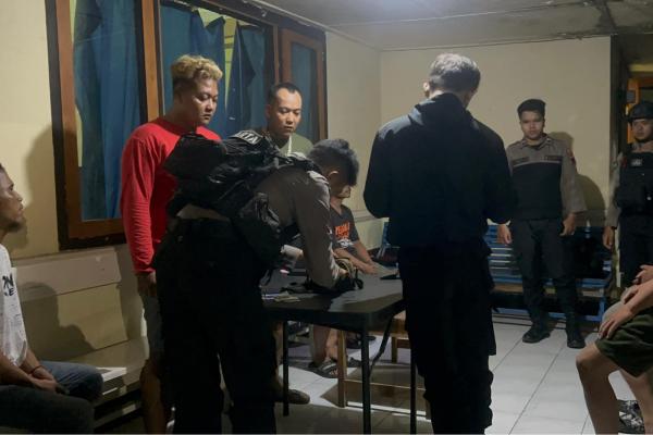 Sembunyi di Rumah Warga, Tim Sparta Amankan 7 Warga yang Pesta Miras di Pajang