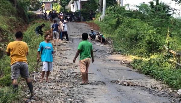 Tak Kunjung Dapat Perhatian Pemkab Ponorogo, Warga Ngebel Swadaya Perbaiki Jalan Rusak