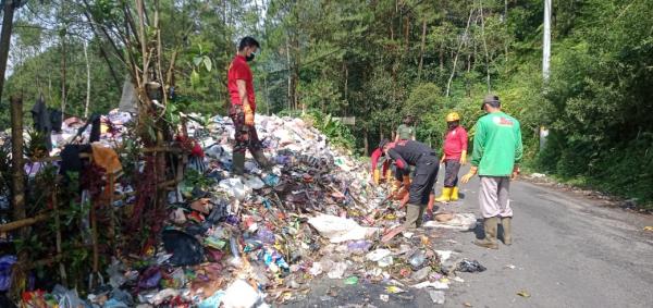 Peduli Sampah, Kokam Kalibening Banjarnegara Kerja Bhakti Tata Gunungan Sampah