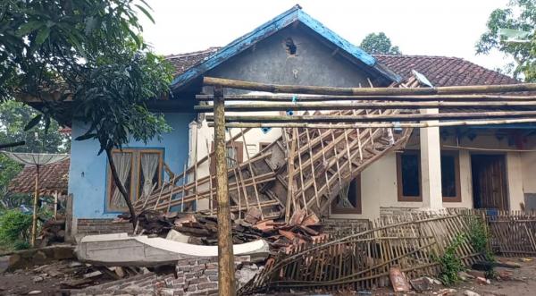 Imbas Gempa M 6,5 Garut, Atap Rumah Warga di Singajaya Ambruk, Seorang Lansia Alami Luka
