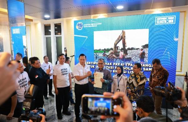 Pemkot Makassar Terima Sertifikat Elektronik Senilai 3 Triliun Rupiah dari Menteri AHY