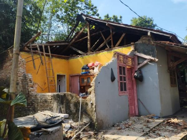 Rumah Eli Sopiyah Warga Narimbang Terendam Banjir Lalu Runtuh Digoncang Gempa