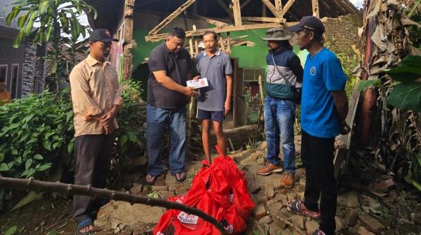 Anggota DPRD Garut Berikan Bantuan Pada Korban Terdampak Gempa Bumi di Cilawu