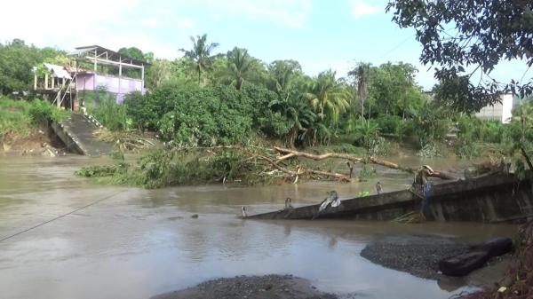 Banjir Melanda Dusun Bamba Pinrang, Jembatan Ambruk dan Satu Rumah Warga Hanyut