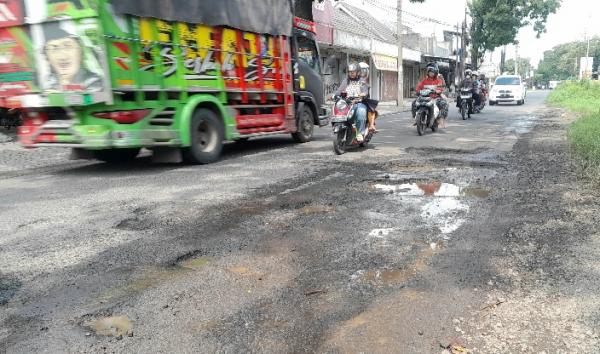 Rawan Kecelakaan, Perbaikan Jalan Rusak di Sukoharjo Masih Tambal Sulam