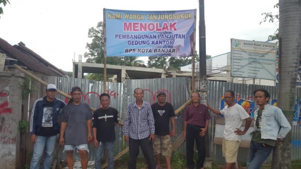 Jelang May Day, Buruh Proyek Mangkrak Kantor BPS di Kota Banjar Protes Lantaran Upah Belum Dibayar