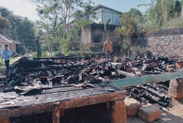 Korsleting Listrik, Dua Rumah Kayu di Sindangbarang Ludes Terbakar