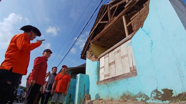 Pj Wali Kota Tasikmalaya Cheka Virgowansyah Bersama BNPB dan BPBD Tinjau Rumah Rusak Gempa Garut
