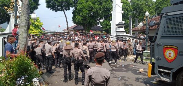 Ribuan Pendukung Kades Terpilih Datangi Pendopo Bupati Banjarnegara, 57 Kades Terpilih Terima SK