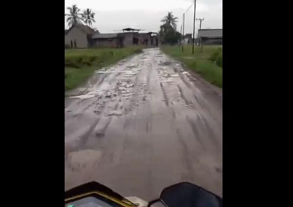 Viral! Jalan Berlumpur di Jatiagung, Warga Serukan Perbaikan Segera