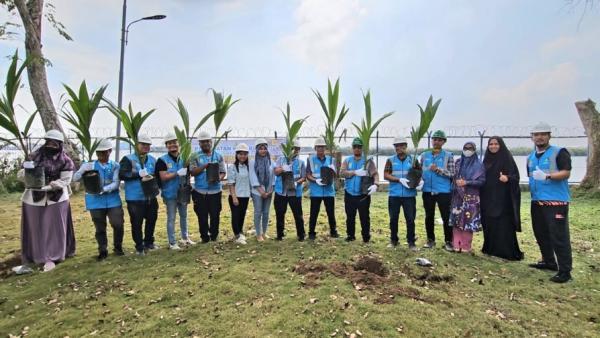 Peringati Hari Bumi, PLN Nusantara Power UPDK Belawan Tanam 30 Pohon Kelapa