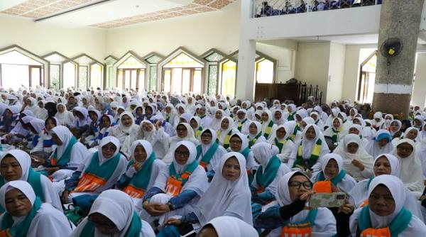 Bupati Bandung Lepas 2.955 Calon Jemaah Haji di Masjid Al Fathu Soreang