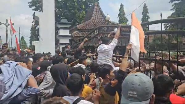 Ribuan Massa Tuntut Pelantikan 57 Kades Banjarnegara Berakhir Ricuh, Sejumlah Petugas Luka-luka