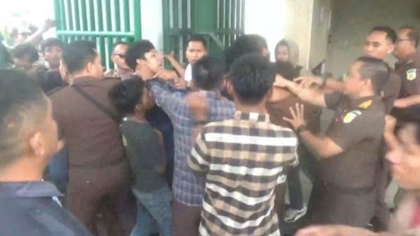 Demo Dugaan Korupsi Mantan Pj Bupati Bombana Burhanuddin, Massa dan Petugas Kejati Sultra Bentrok
