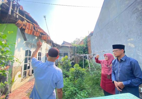 Wakil Walikota Depok Imam Budi Hartoni Berikan Bantuan dan Janjikan Perbaikan Rumah Korban Bencana