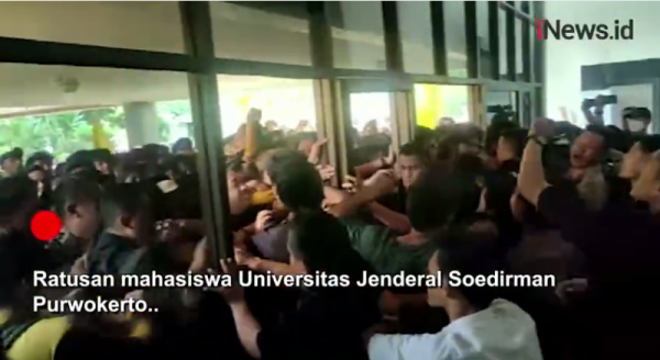 Demo Mahasiswa Unsoed Tuntut Kenaikan UKT Dicabut Sempat Diwarnai Kericuhan
