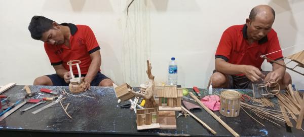 Asah Kreativitas, Warga Binaan Lapas Medan Buat Lampu Petromax dari Kayu