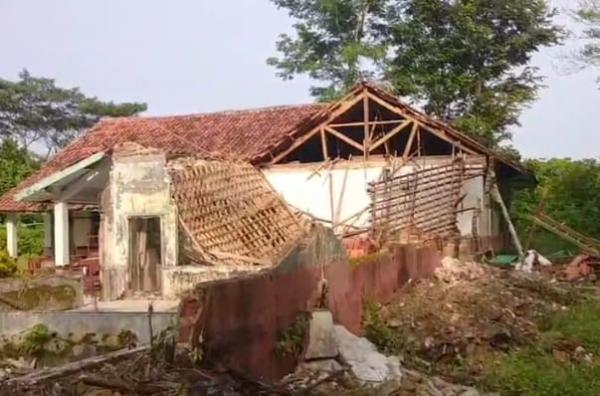 Lama Tak Diperbaiki Bangunan SDN Ciawitali Agrabinta Cianjur Amburuk