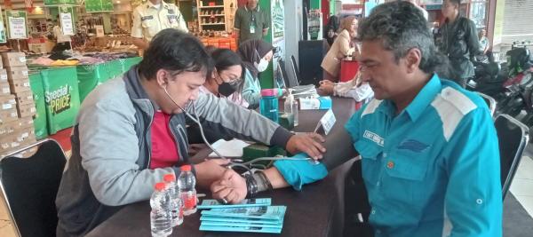 Peringati Hari Buruh Internasional 2024, Toserba Padjajaran Kota Banjar Gelar Pengobatan Gratis