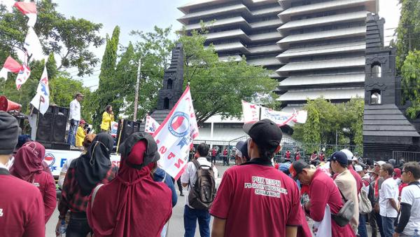 Ratusan Buruh Demo May Day di Depan Kantor Gubernur Jateng, Ini Tuntutannya