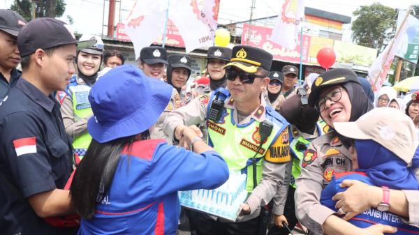 Polisi Berikan Kue Ulang Tahun Di Tengah Aksi Damai Para Buruh di Garut