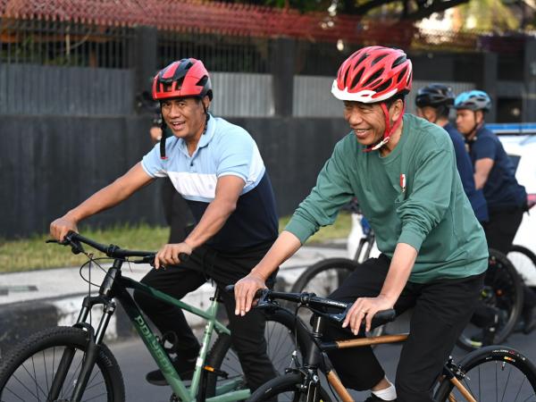 Presiden Jokowi dan Mentan Amran Sarapan dan Bersepeda Bareng di Lombok 