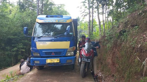 Truk  Pasir Patah As Roda, Arus Lalin di Jalan Ciroyom Bojonggambir Tasikmalaya Sempat Terhambat