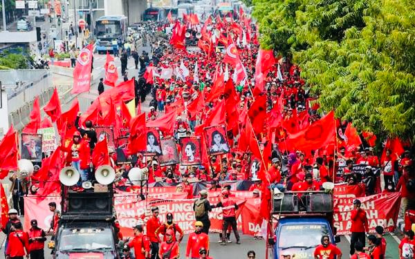 Ribuan Buruh Gelar Aksi May Day di Depan Istana, Tuntut Perubahan Ketenagakerjaan