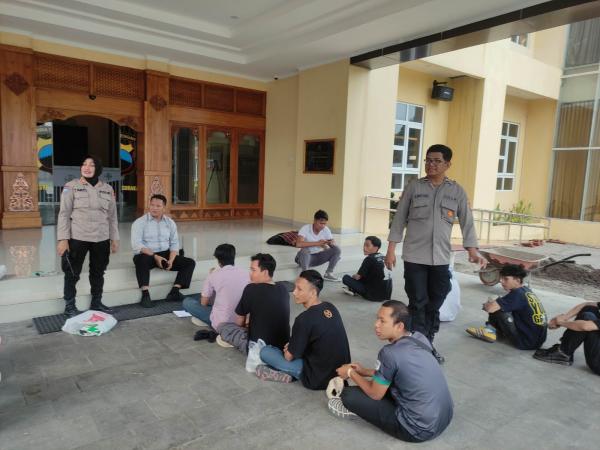 Nekat Bawa Miras, Belasan Oknum Suporter PSS Sleman Diamankan Polisi di Stadion Manahan Solo