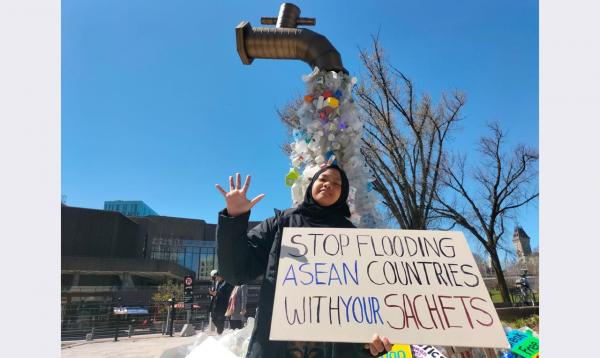 Aksi di Kanada, CoCaptain River Warrior Indonesia Tuntut Tanggungjawab Produsen Bungkus Plastik
