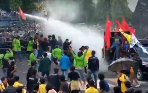 Demo May Day di Semarang Ricuh, Buruh dan Mahasiswa Bentrok dengan Polisi