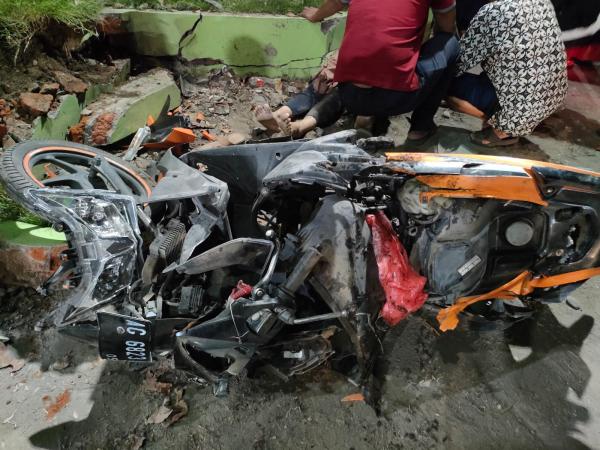 Drama Kecelakaan di Jalan Raya Jombang, Mahasiswi Terluka Parah Akibat Tabrakan, Motor Hancur!