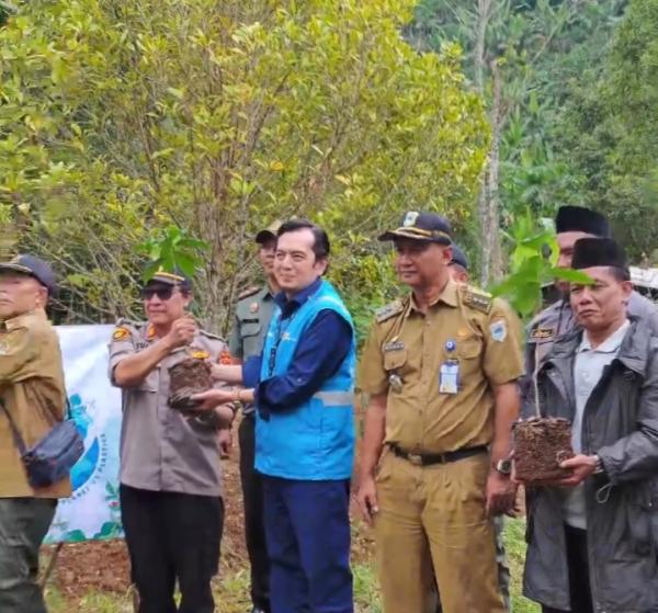 Hijaukan Bumi, PLN IP UBP Banten 2 Labuan Gandeng Napi Teroris Tanam Ratusan Pohon Kopi di Gunung