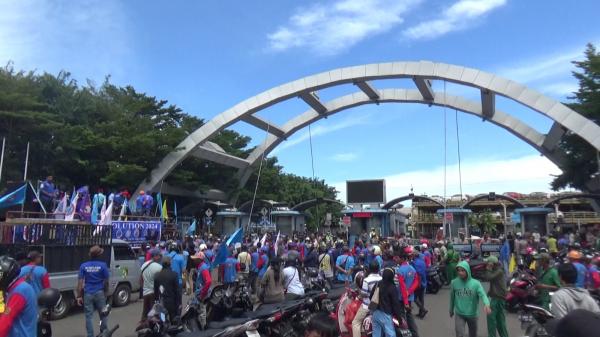 Ratusan Buruh Unjuk Rasa di Pelabuhan Soekarno Hatta Makassar